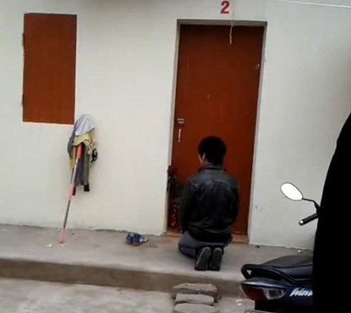 Những chàng trai, cô gái quỳ gối xin lỗi người yêu gây sốt Những chàng trai, cô gái quỳ gối xin lỗi người yêu gây sốt