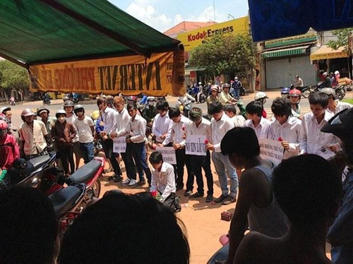 Những chàng trai, cô gái quỳ gối xin lỗi người yêu gây sốt Những chàng trai, cô gái quỳ gối xin lỗi người yêu gây sốt