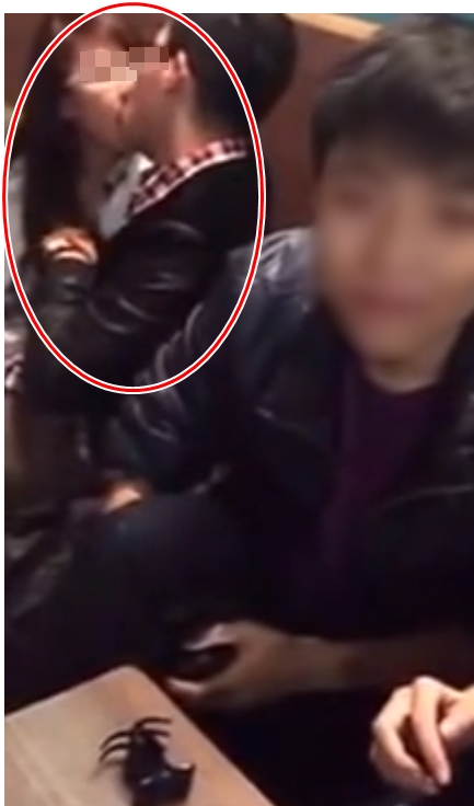 Nam thanh niên thản nhiên hôn và sờ ngực bạn gái chốn đông người