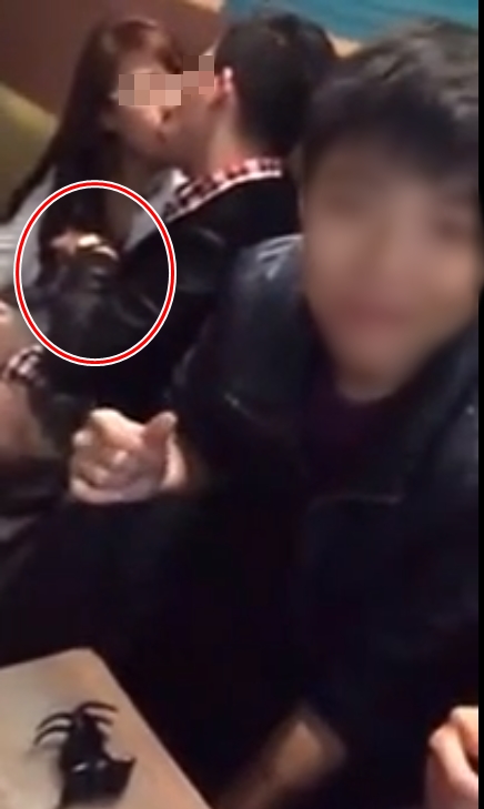 Nam thanh niên thản nhiên hôn và sờ ngực bạn gái chốn đông người