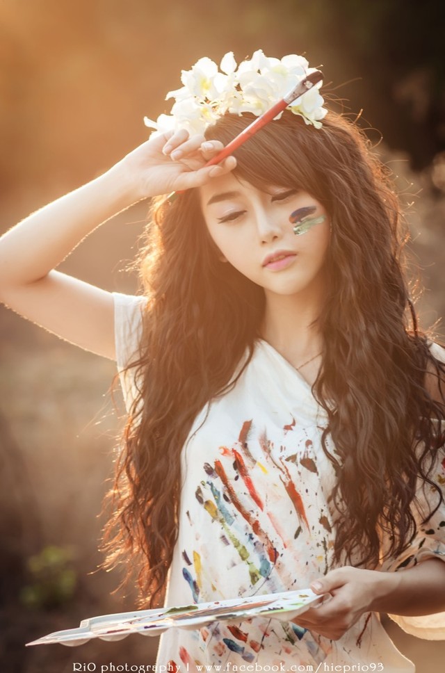 Hot girl Quỳnh Nhi hóa thân thành nữ họa sĩ gợi cảm