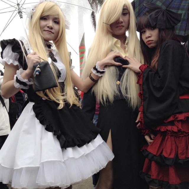 Sự thật về cô gái tốc váy, khoe mông trong lễ hội hoa anh đào