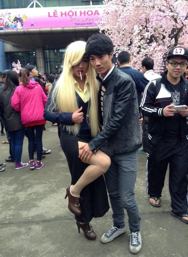 Sự thật về cô gái tốc váy, khoe mông trong lễ hội hoa anh đào