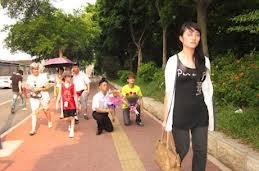 Sốc trước những kiểu quỳ gối, uống rượu tỏ tình của giới trẻ