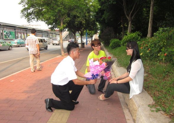 Sốc trước những kiểu quỳ gối, uống rượu tỏ tình của giới trẻ