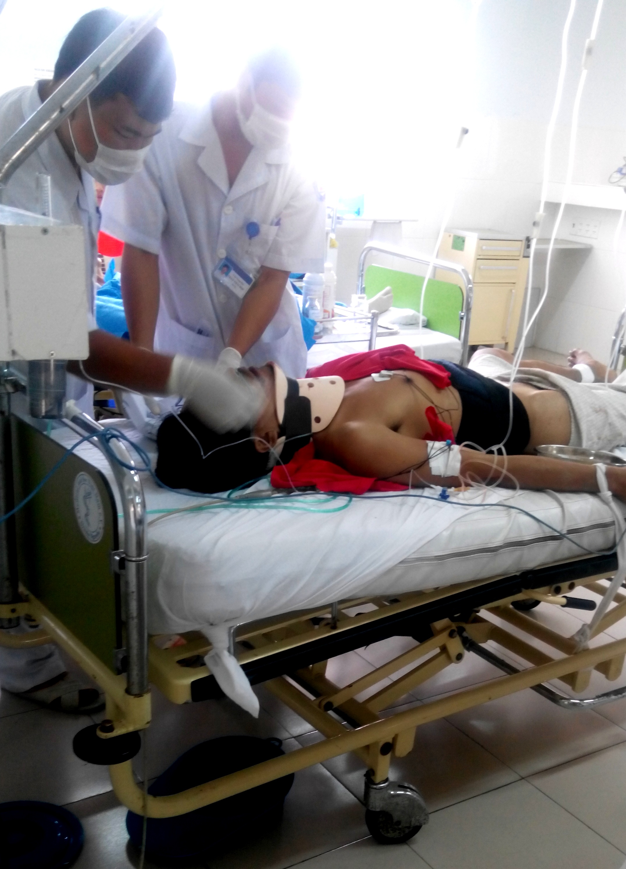 Nam thanh niên to khỏe vào bệnh viện nhảy lầu tự tử Nam thanh niên to khỏe vào bệnh viện nhảy lầu tự tử