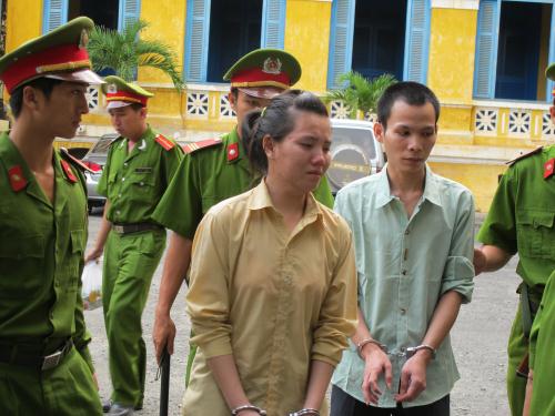 Nhẫn tâm cởi đồ em gái ruột 9 tuổi cho chồng 