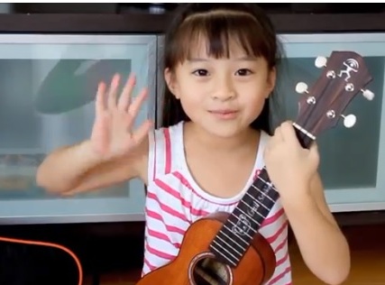 Cô bé 7 tuổi ôm đàn thể hiện bài hát 