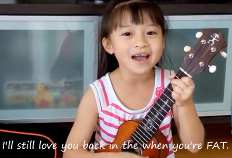 Cô bé 7 tuổi ôm đàn thể hiện bài hát 