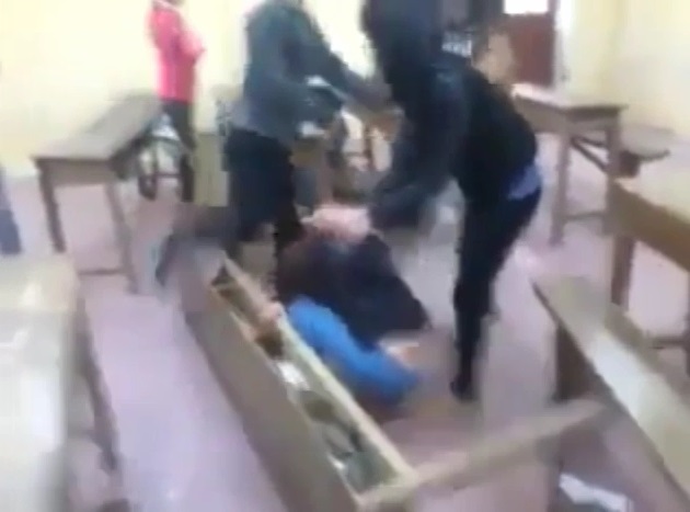 Chân dài, nữ sinh liên tiếp đánh nhau- nữ giới ngày càng bạo?