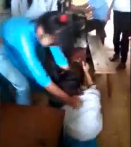 Phản cảm nữ sinh đánh nhau, nam sinh cổ vũ quay phim