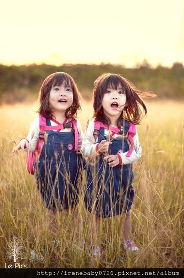 Chùm ảnh: Cặp song sinh nhí đáng yêu làm điên đảo dân mạng