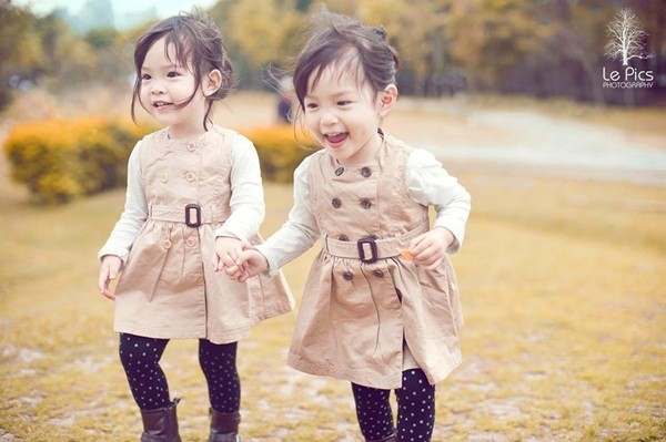Chùm ảnh: Cặp song sinh nhí đáng yêu làm điên đảo dân mạng