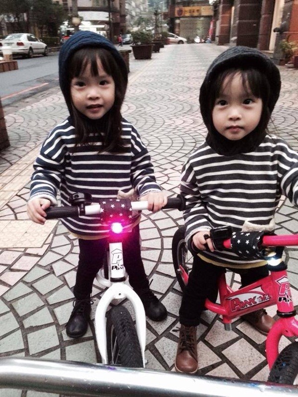 Chùm ảnh: Cặp song sinh nhí đáng yêu làm điên đảo dân mạng