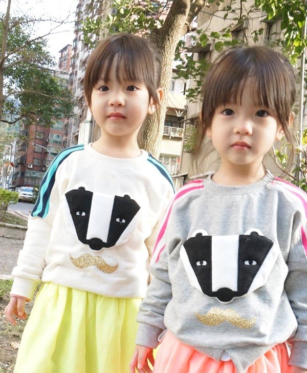 Chùm ảnh: Cặp song sinh nhí đáng yêu làm điên đảo dân mạng