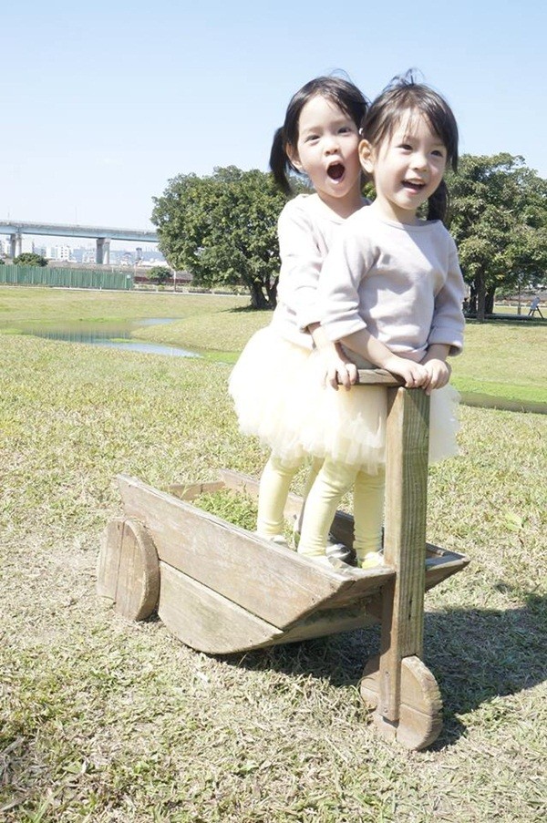 Chùm ảnh: Cặp song sinh nhí đáng yêu làm điên đảo dân mạng