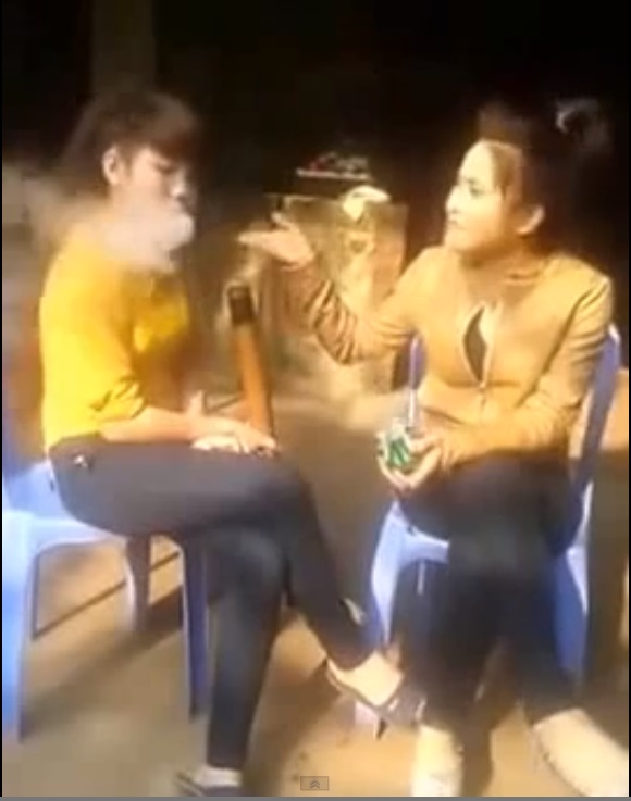 Hot clip: Hai cô gái trẻ 