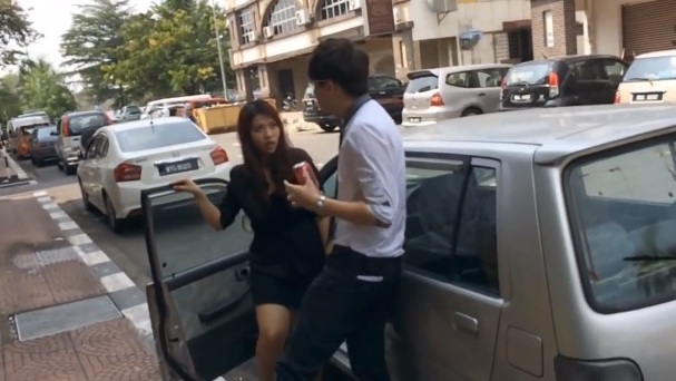 Không mua được nhà lầu xe sang, chàng trai bị mắng chửi thậm tệ