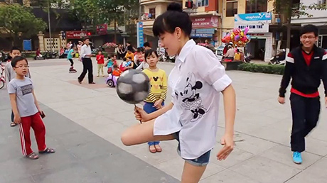 Phát sốt với cô gái xinh tâng bóng như làm xiếc