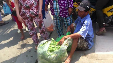 Xót xa người đàn ông ngồi khóc khi không được bán rau nơi vỉa hè Xót xa người đàn ông ngồi khóc khi không được bán rau nơi vỉa hè