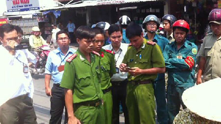 Xót xa người đàn ông ngồi khóc khi không được bán rau nơi vỉa hè Xót xa người đàn ông ngồi khóc khi không được bán rau nơi vỉa hè