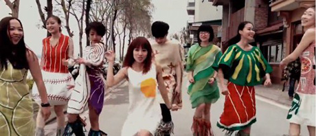 Clip: Giới trẻ Hà Nội sôi động cùng điệu nhảy Happy