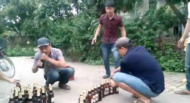  Clip: Cuộc thi mở nắp chai bia “kì lạ” gây sốt của nhóm bạn trẻ