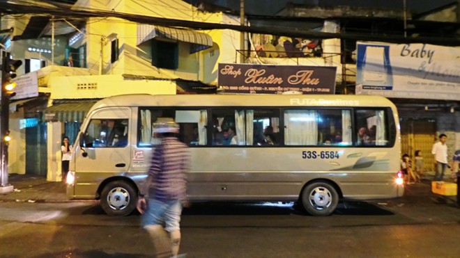 Người chở hàng chết thảm dưới bánh xe khách giữa Sài Gòn