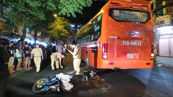 Người chở hàng chết thảm dưới bánh xe khách giữa Sài Gòn