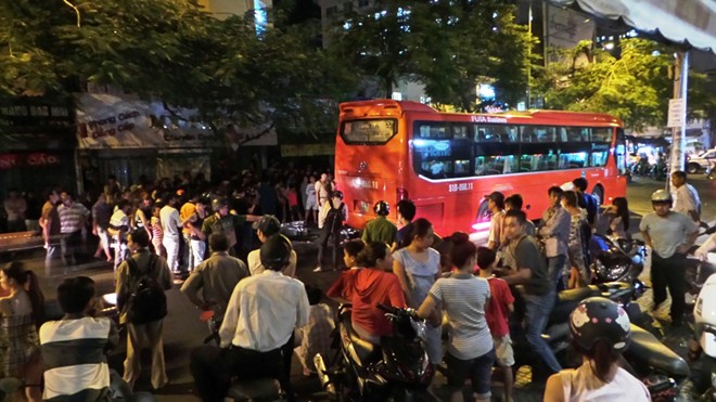 Người chở hàng chết thảm dưới bánh xe khách giữa Sài Gòn