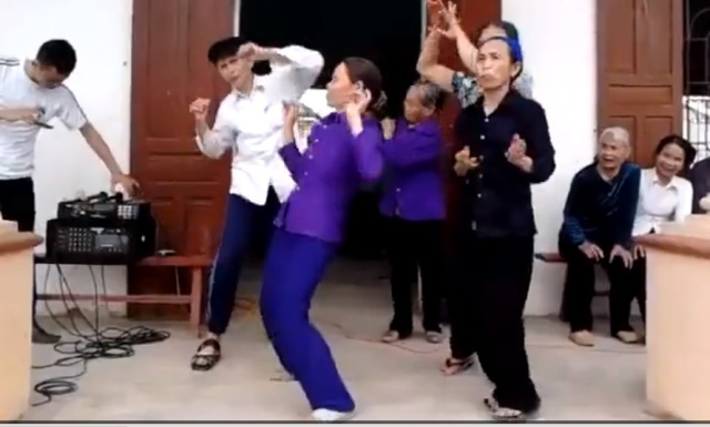 Tranh cãi quanh clip: cụ ông cụ bà quẩy cực sung trong hôn lễ 