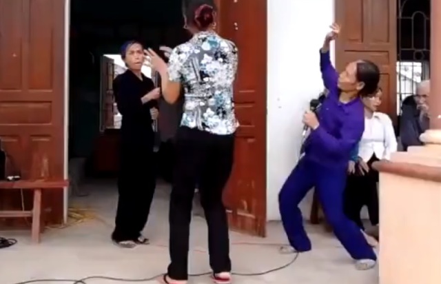 Tranh cãi quanh clip: cụ ông cụ bà quẩy cực sung trong hôn lễ 