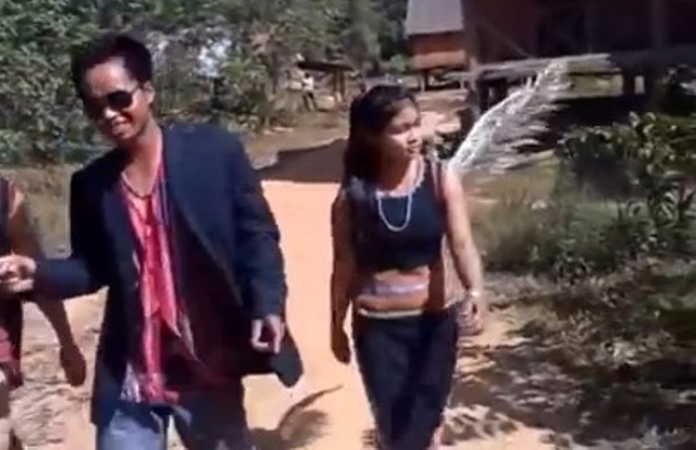 Chết cười với Anh không đòi quà phiên bản cưỡi xe công nông