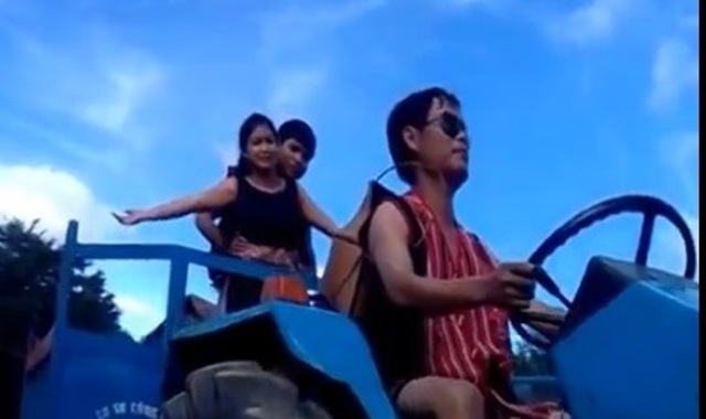 Chết cười với Anh không đòi quà phiên bản cưỡi xe công nông