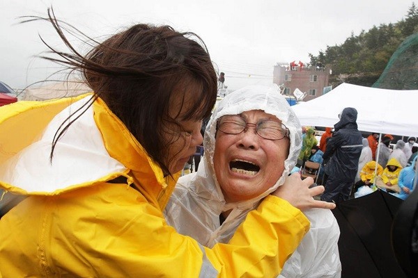 Dân mạng đau lòng trước vụ Chìm phà ở Hàn Quốc