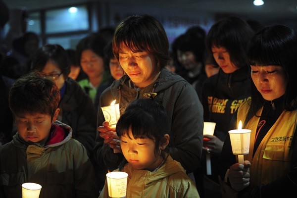 Dân mạng đau lòng trước vụ Chìm phà ở Hàn Quốc