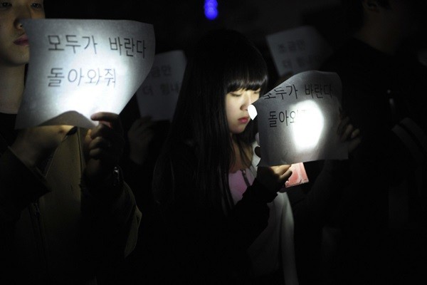 Dân mạng đau lòng trước vụ Chìm phà ở Hàn Quốc