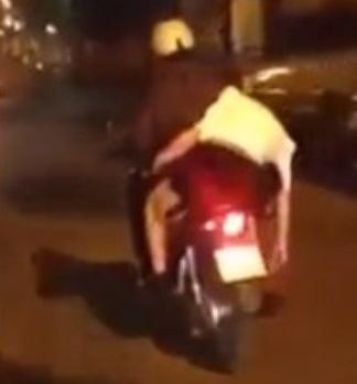 Nhức mắt thiếu nữ say rượu khóc lóc, đánh người yêu trên phố