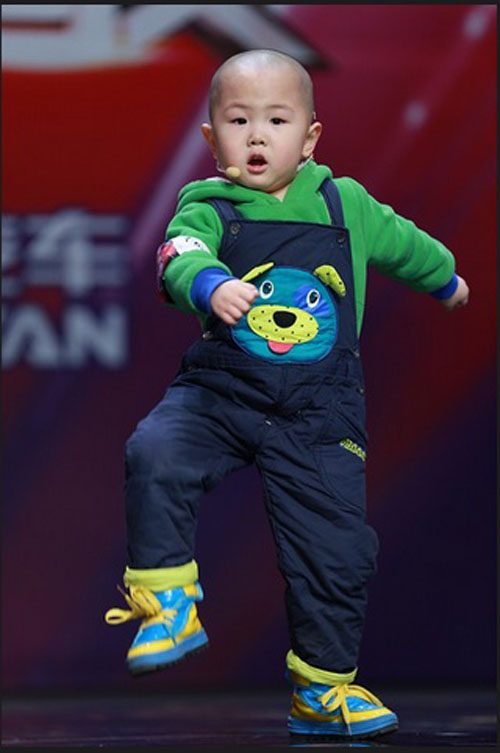 Bé 3 tuổi làm tan chảy trái tim hàng triệu người vì quá đáng yêu