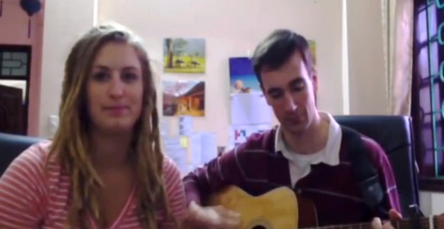 Mê mẩn với clip: Cô giáo Mỹ xinh đẹp hát 