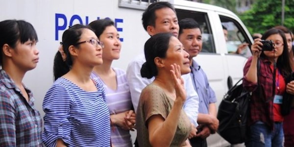 Xót xa clip: Vợ Dương Chí Dũng nghẹn ngào hôn gió tiễn chồng