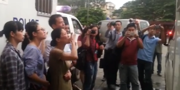 Xót xa clip: Vợ Dương Chí Dũng nghẹn ngào hôn gió tiễn chồng