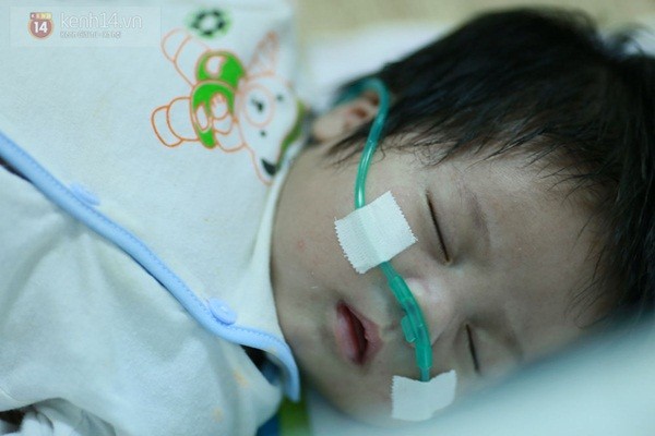 Rớt nước mắt nhìn những em nhỏ gồng mình chống chọi với dịch sởi