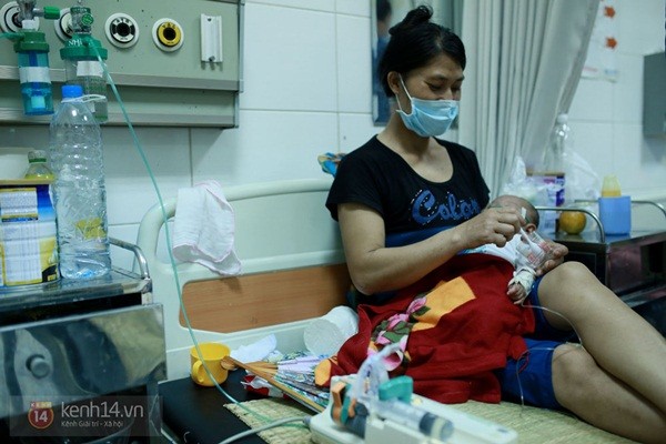 Rớt nước mắt nhìn những em nhỏ gồng mình chống chọi với dịch sởi