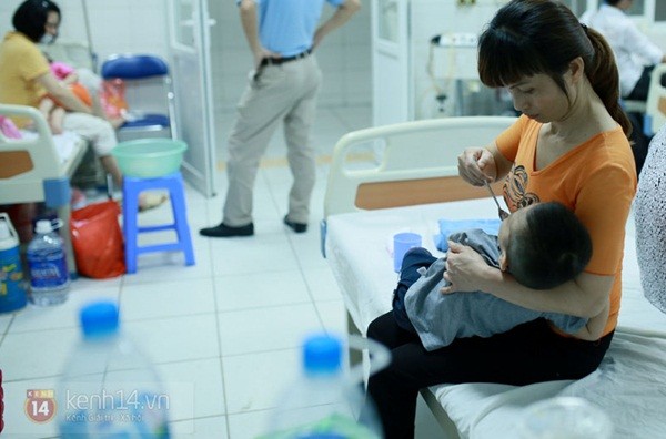 Rớt nước mắt nhìn những em nhỏ gồng mình chống chọi với dịch sởi