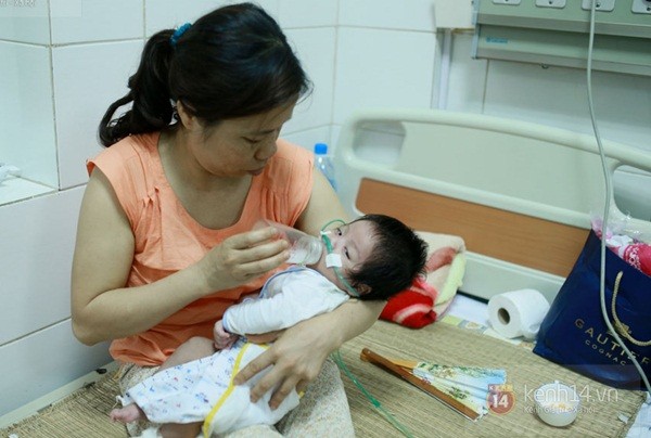 Rớt nước mắt nhìn những em nhỏ gồng mình chống chọi với dịch sởi