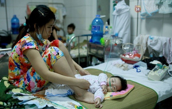 Rớt nước mắt nhìn những em nhỏ gồng mình chống chọi với dịch sởi