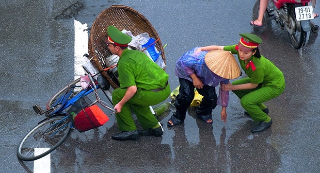 Cảm kích trước hành động đẹp của hai chiến sỹ công an