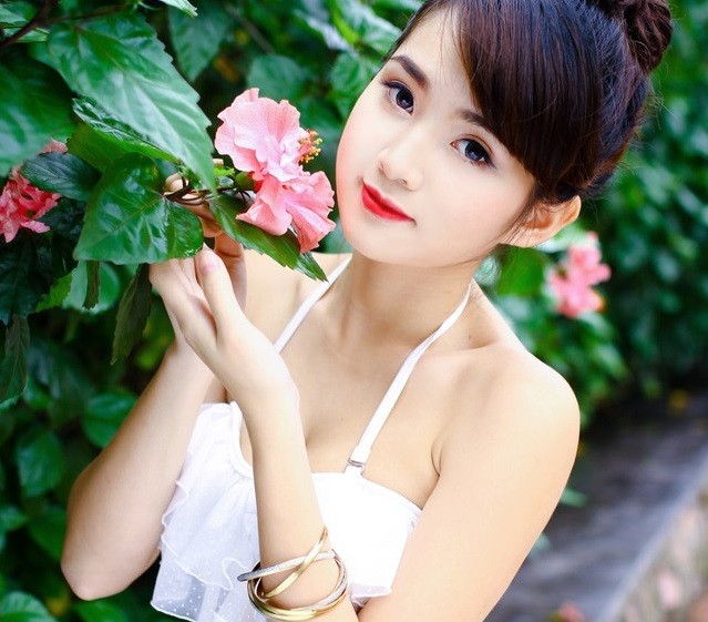 Chùm ảnh: Nữ sinh Đại học Ngoại thương diện bikini nóng bỏng 