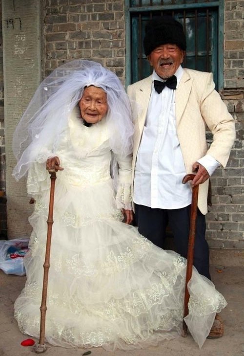 Xúc động ảnh cưới của hai cụ hơn 100 tuổi hạnh phúc Xúc động ảnh cưới của hai cụ hơn 100 tuổi hạnh phúc